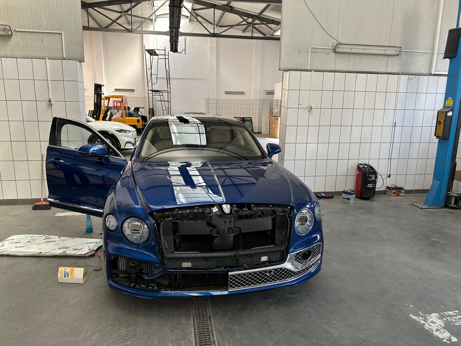 Automobil în lucru în atelierul Turbo Car