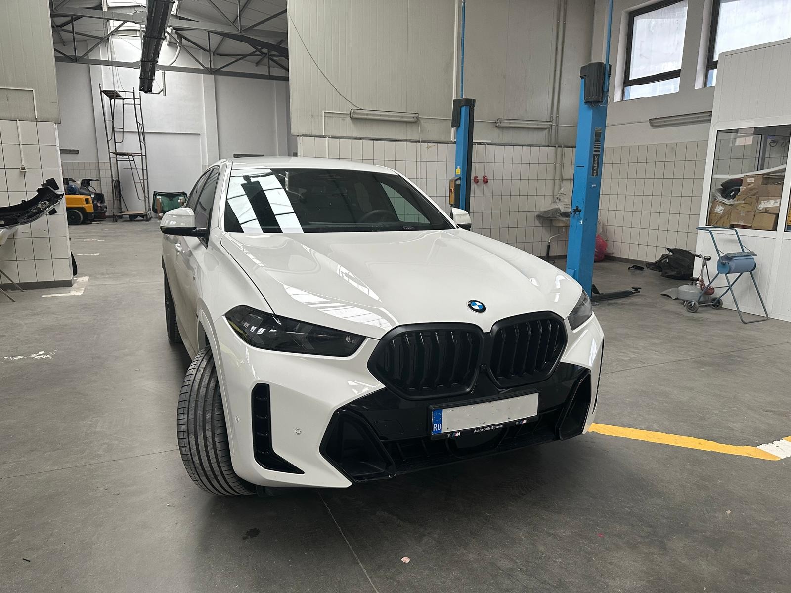 Automobil în zona de service Turbo Car