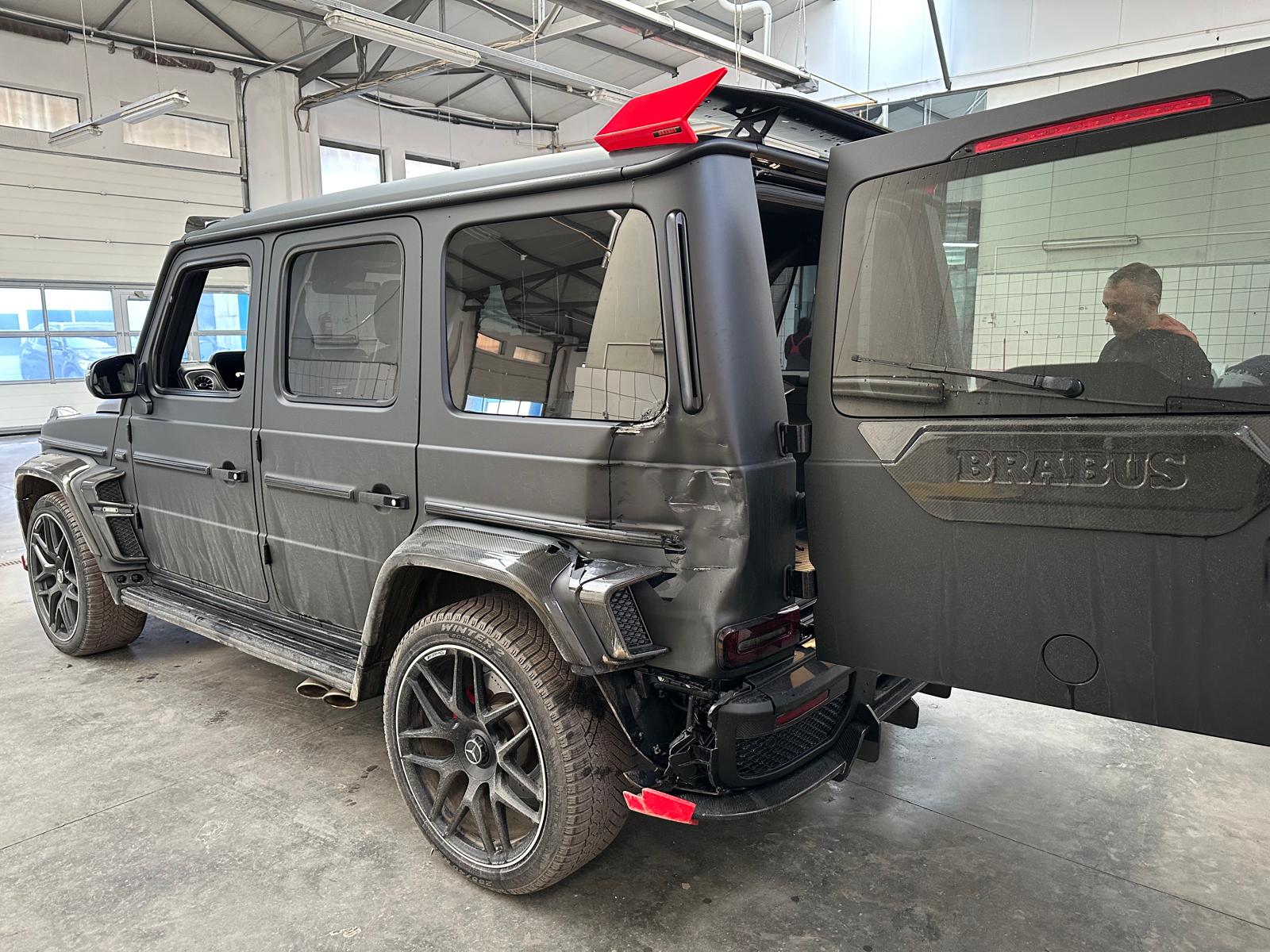 Automobil în lucru în zona de caroserie Turbo Car