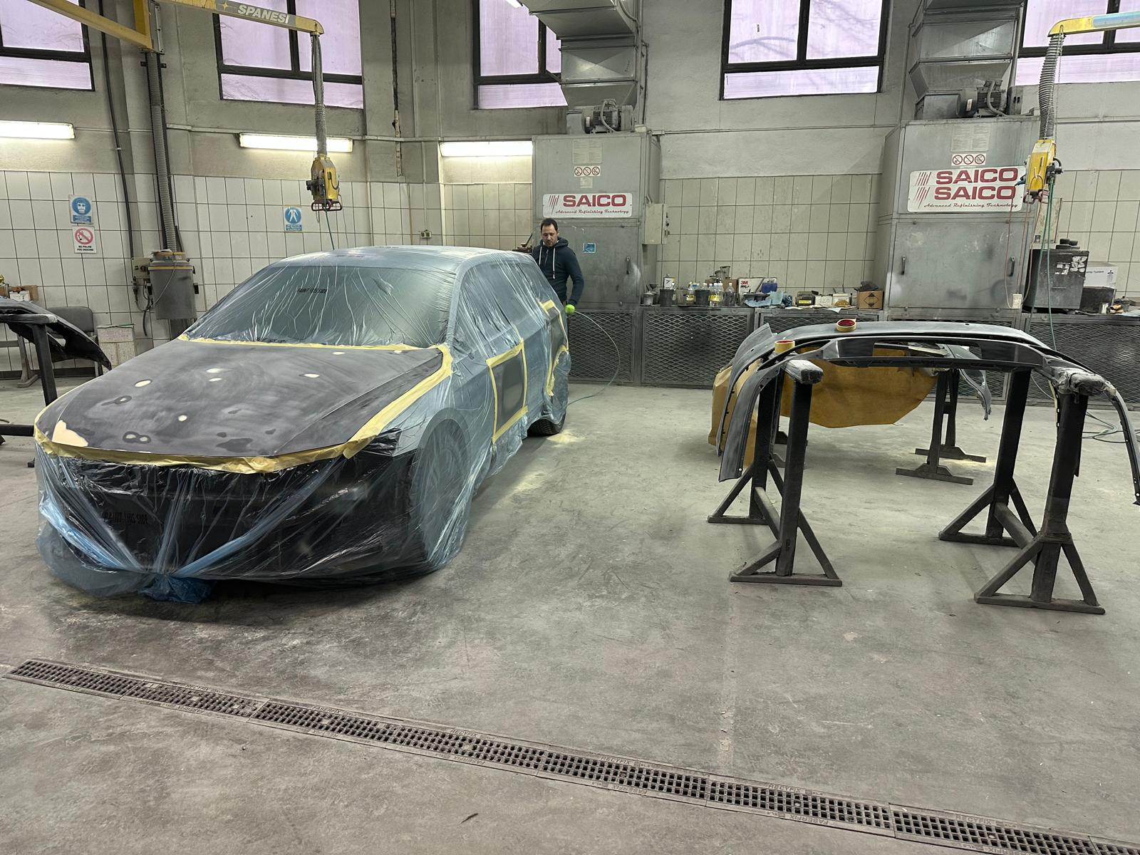 Autoturism pregătit pentru vopsire în atelierul Turbo Car