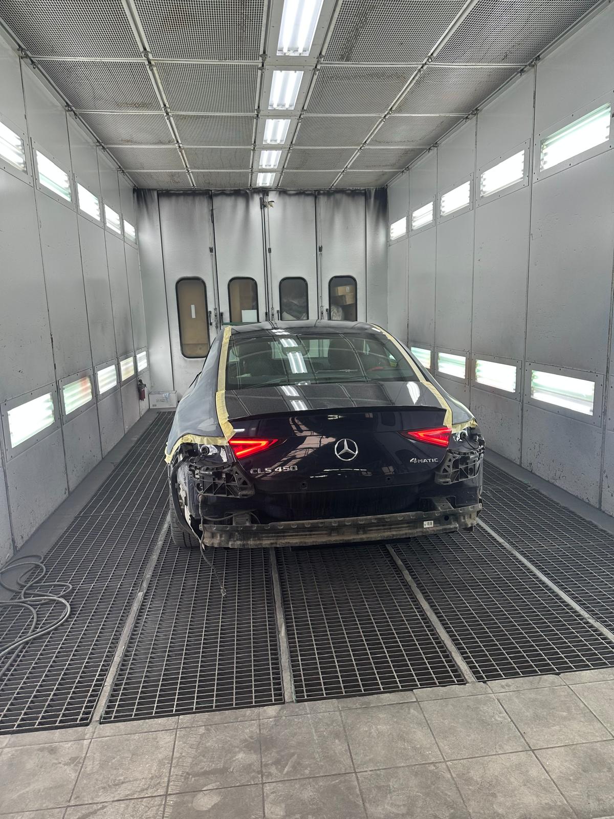 Automobil în cabina de vopsitorie Turbo Car